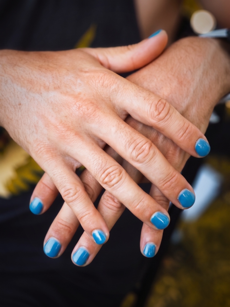 Tasse café ongles bleus