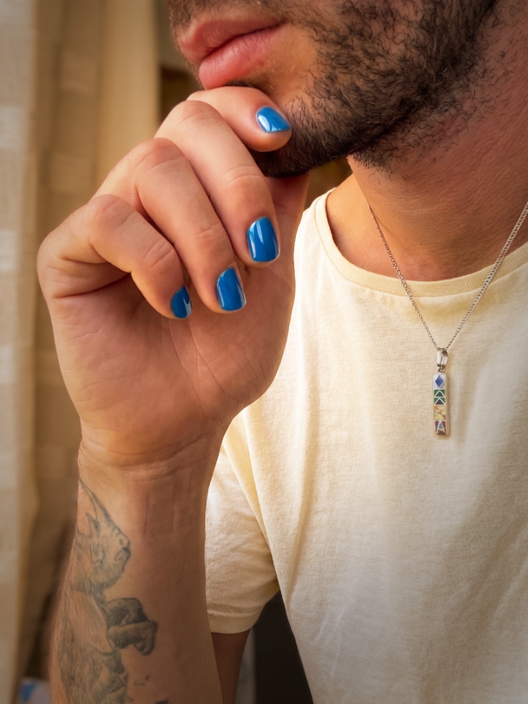Mains croisées ongles bleus